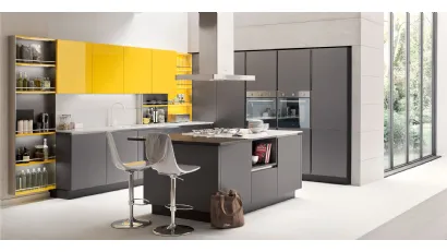 Cucina Moderna Oyster con isola  in laccato metallo liquido Mercurio e pensili in laccato lucido Giallo Girasole di Veneta Cucine