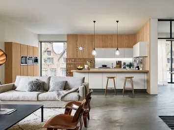 Cucina Moderna angolare con penisola Ri flex in Rovere nodoso chiaro e vetro laccato opaco Bianco Puro di Veneta Cucine