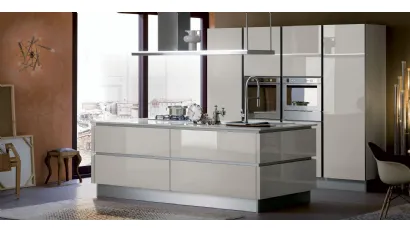 Cucina Moderna Ri flex con isola in vetro laccato lucido Grigio Corda di Veneta Cucine