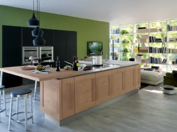 Cucina Moderna Ri flex con penisola in Rovere vecchio e vetro laccato Nero opaco di Veneta Cucine