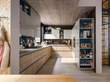 Cucina Moderna Start Time angolare play Rovere medio e laccato lucido Grigio di Veneta Cucine