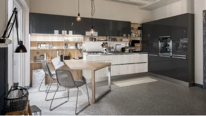 Cucina Moderna Start Time con penisola in finitura Play Rovere chiaro e medio e Grigio Atlantico lucido di Veneta Cucine