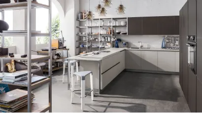 Cucina Moderna Start Time J con penisola in laccato Grigio e Antracite di Veneta Cucine