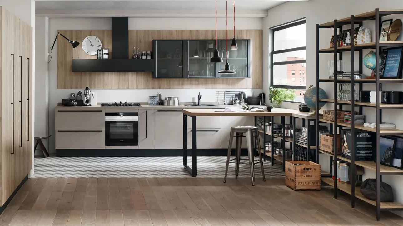 Cucina Moderna Start Time lineare in finitura Graffiato scuro e Play Rovere scuro con pensili in vetro brunito di Veneta Cucine