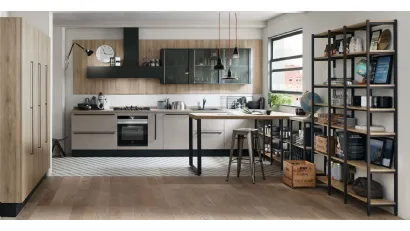 Cucina Moderna Start Time lineare in finitura Graffiato scuro e Play Rovere scuro con pensili in vetro brunito di Veneta Cucine