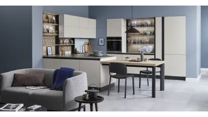 Cucina Moderna Start Time Presa con penisola in finitura Graffiato chiaro e Play Rovere medio di Veneta Cucine