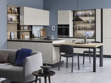 Cucina Moderna Start Time Presa con penisola in finitura Graffiato chiaro e Play Rovere medio di Veneta Cucine
