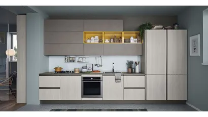 Cucina Moderna lineare Start Time Presa in finitura Graffiato scuro e Play Rovere chiaro di Veneta Cucine