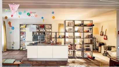 Cucina Moderna con isola Carrera in laccato opaco Lattemiele di Veneta Cucine