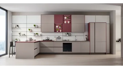 Cucina Moderna Like J con penisola in laccato opaco Marrone e Rosso Soft di Veneta Cucine
