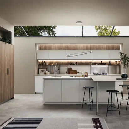 Cucina Moderna con isola Lounge in laccato Pro Metallo Liquido Mercurio e Quercia Grigio di Veneta Cucine