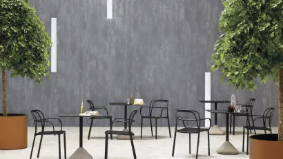 Tavolino da esterno in acciaio con base in cemento Concrete di Pedrali