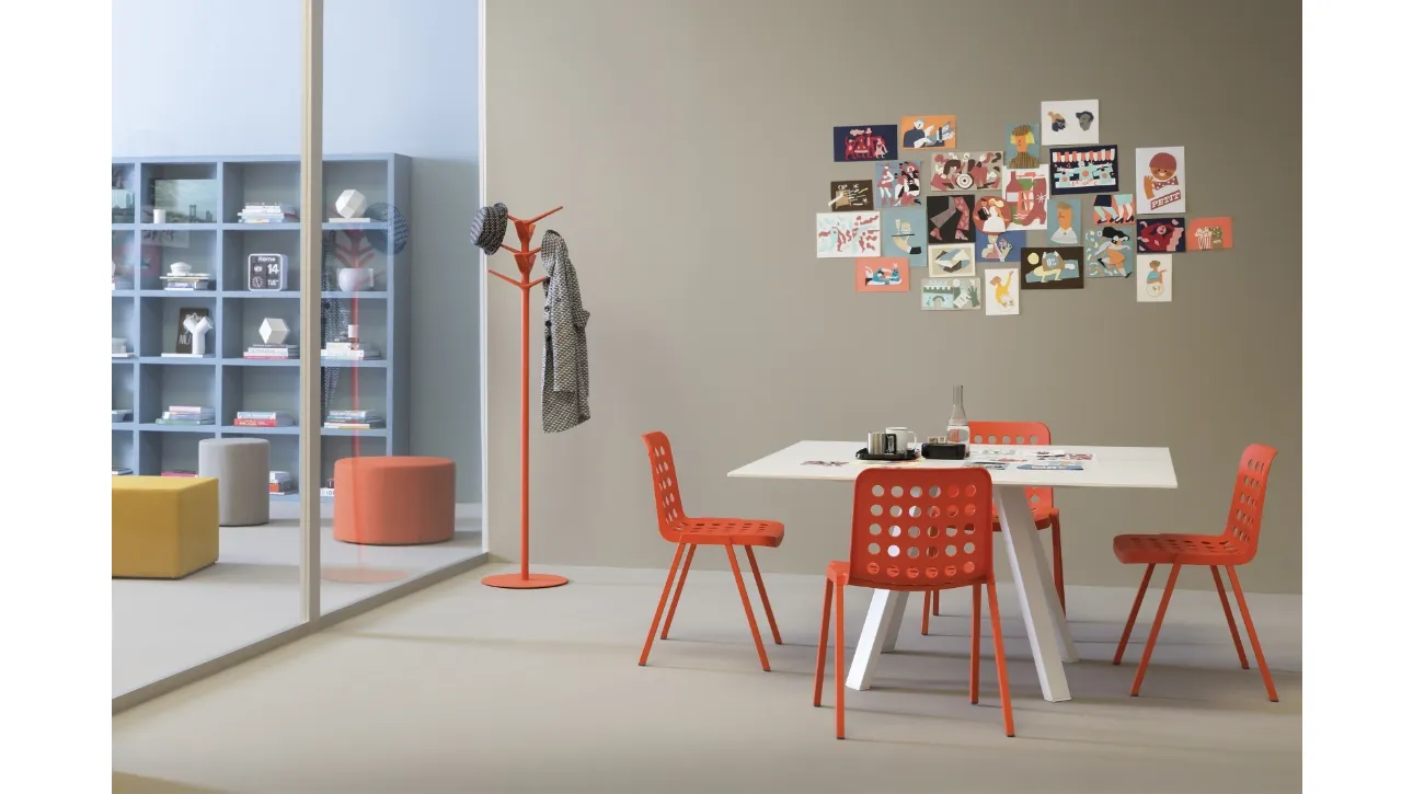Sedia in plastica con struttura in alluminio impilabile Koi-booki di Pedrali