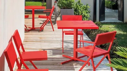 Sedia e tavolino in acciaio verniciato rosso Mia di Emu