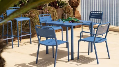 Sgabello, sedia e tavolo in alluminio verniciato azzurro marina Urban di Emu