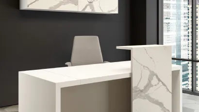 Reception Bold58 04 in laccato bianco opaco con pannello in laminam effetto marmo bianco di About Office