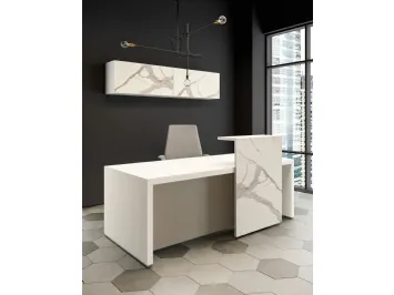 Reception Bold58 04 in laccato bianco opaco con pannello in laminam effetto marmo bianco di About Office
