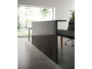 Reception Hype 02 in laccato opaco con pannello frontale in laminam effetto marmo di About Office